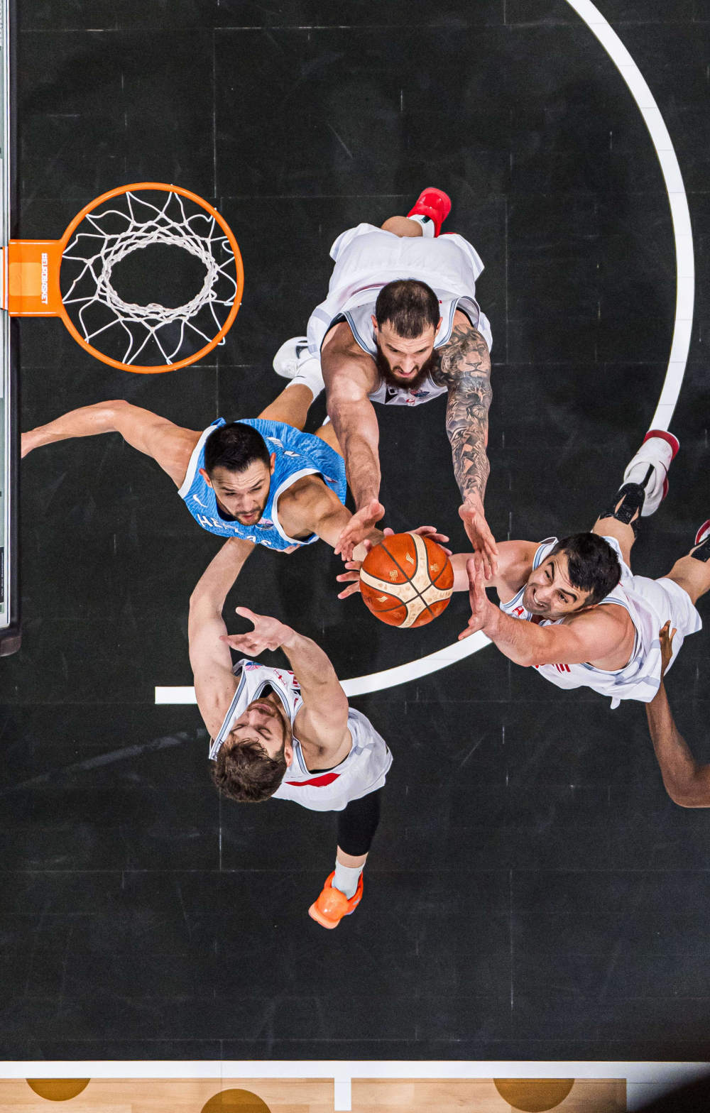 C7娱乐官方网站-西班牙战胜希腊，欧洲杯预选赛战况激烈