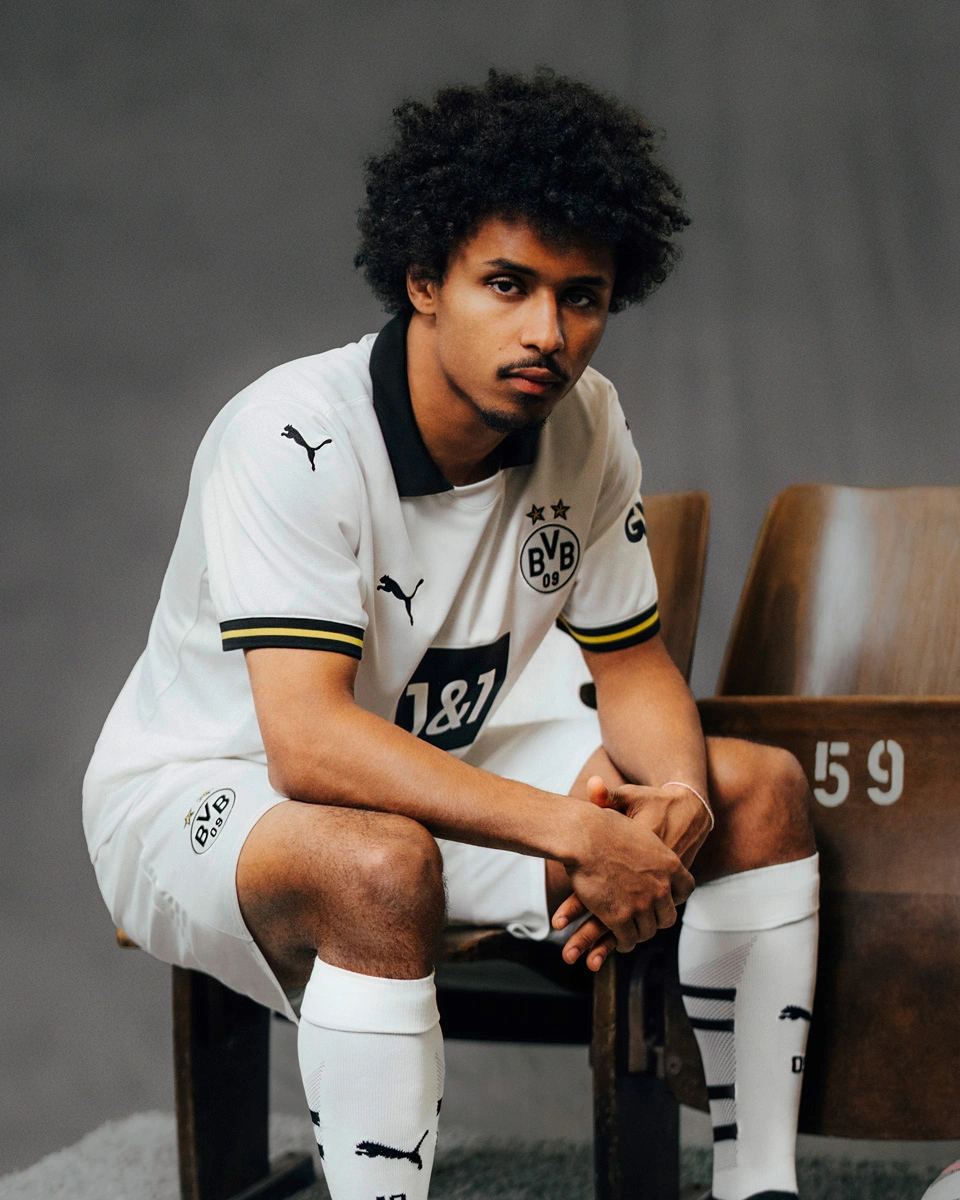 C7娱乐官方网站-多特蒙德客场轻松获胜,继续领跑的球员